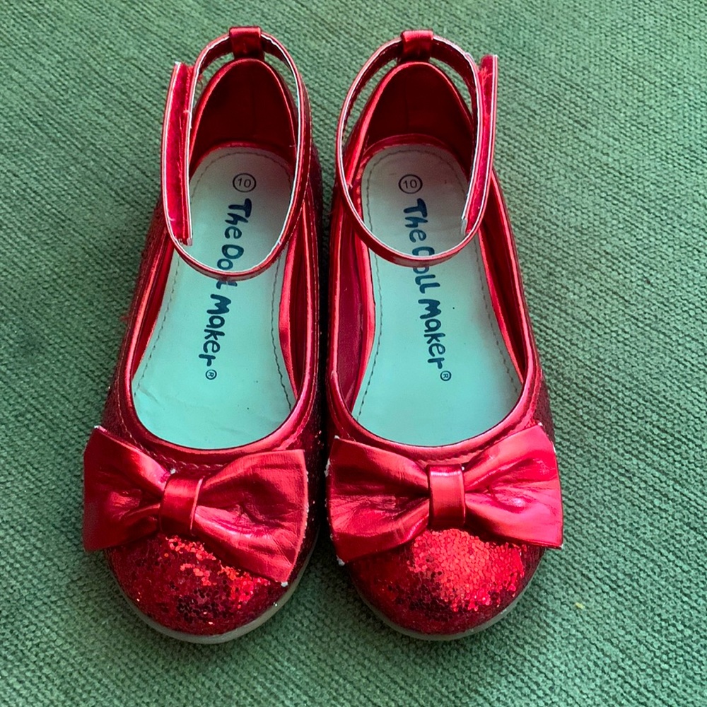 Red shinny shoes